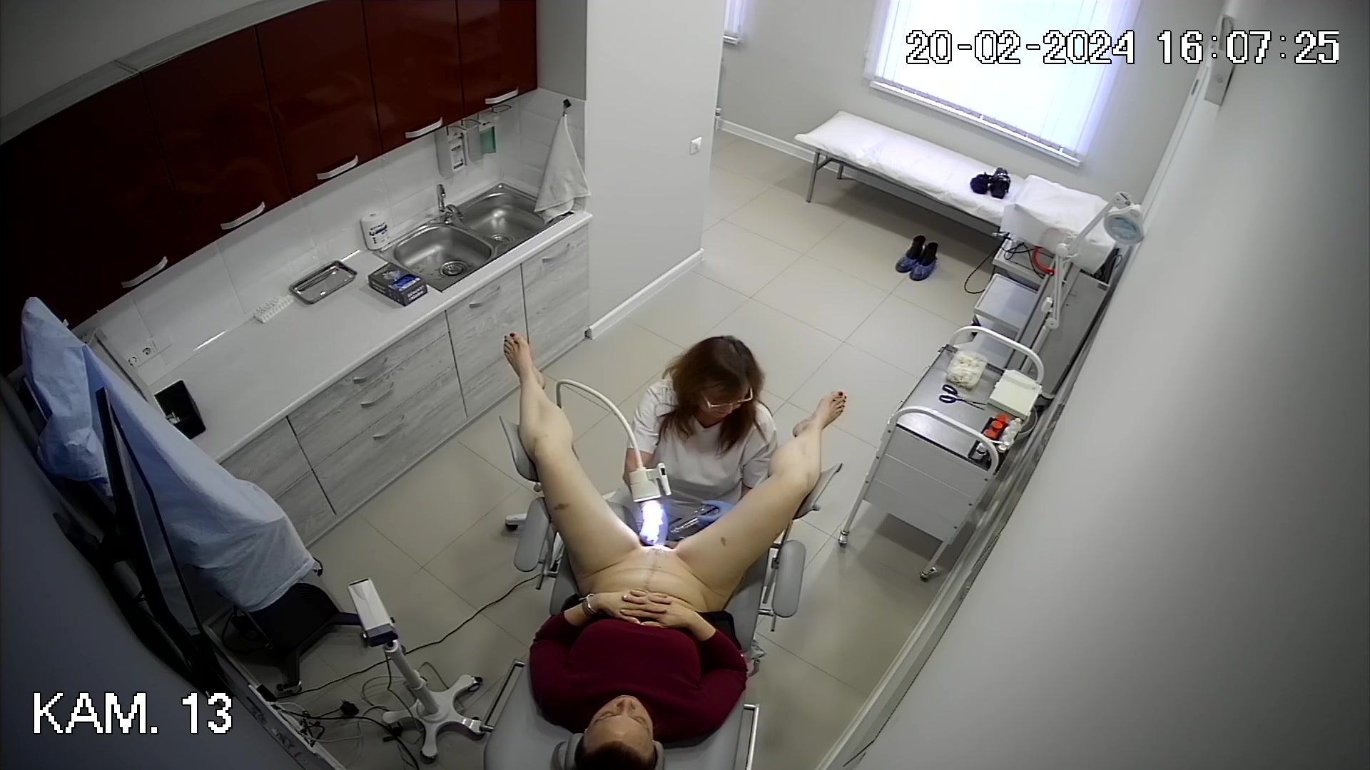 Teen girl squirting during her first gyno exam (2024-02-20)